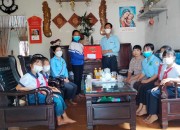 Thăm gia đình thương binh trong xã nhà. Thăm gia đình thương binh trong xã nhà.